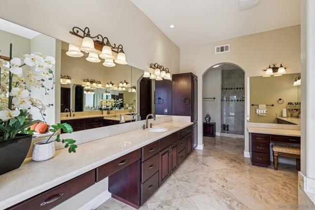 15035 Orchard View Dr, Poway CA: https://media.crmls.org/mediaz/f6b5bb0c-3e71-4530-a834-446ef587ae36.jpg