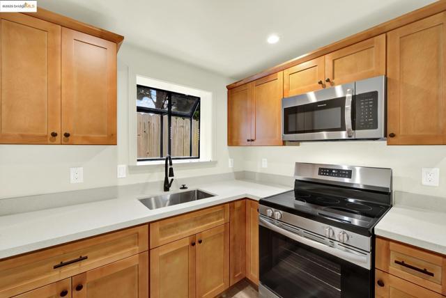 971 34Th St, Richmond CA: https://media.crmls.org/mediaz/f6b6ce8a-35b6-4111-83ee-6a5e5189971e.jpg