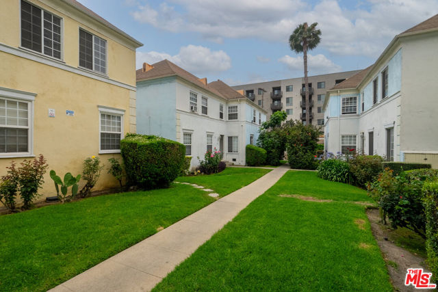 6773 Yucca Street, Los Angeles CA: https://media.crmls.org/mediaz/f6b75e48-34c0-4525-981d-643405fb0bdb.jpg