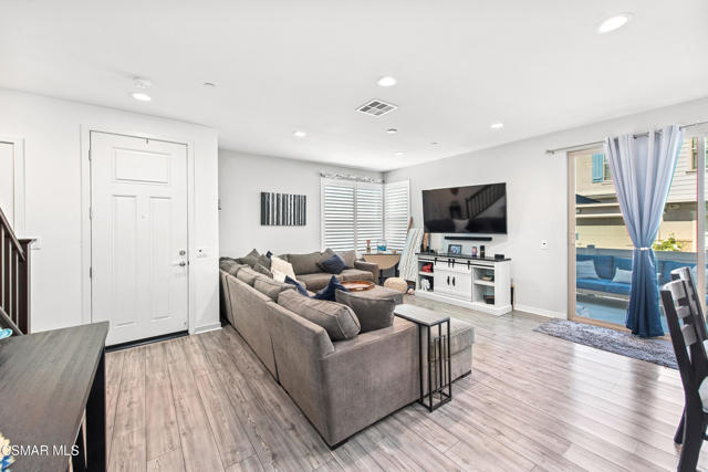 1830 Poppy Drive, Simi Valley CA: https://media.crmls.org/mediaz/f6b8c782-280c-449c-86b1-8f1e3b26568a.jpg