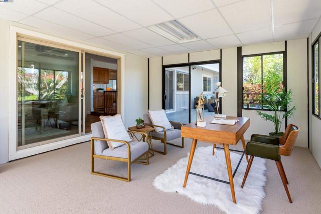310 Trestle Glen Ct, Walnut Creek CA: https://media.crmls.org/mediaz/f6ba00f5-445f-422e-92a6-32a6cb34c718.jpg