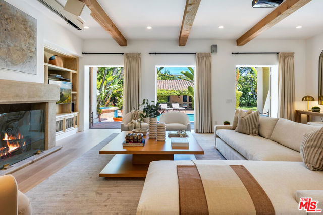 812 N Bedford Drive, Beverly Hills CA: https://media.crmls.org/mediaz/f6ba1dce-eb8e-44cd-8316-e6a195d50c6e.jpg