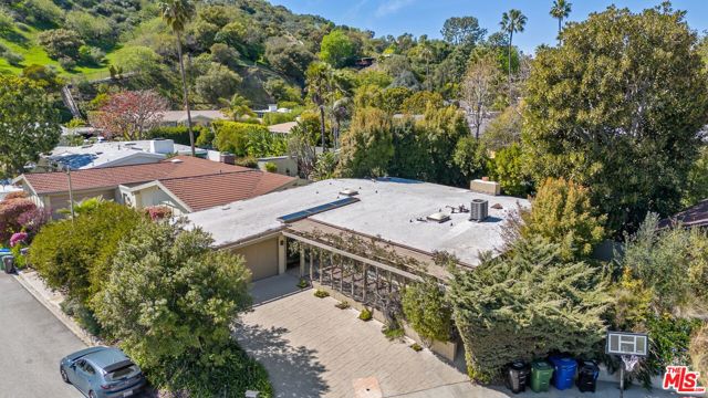 7545 Kimdale Lane, Los Angeles CA: https://media.crmls.org/mediaz/f6bb8b3a-65c1-46b3-a900-b2860f2536e3.jpg