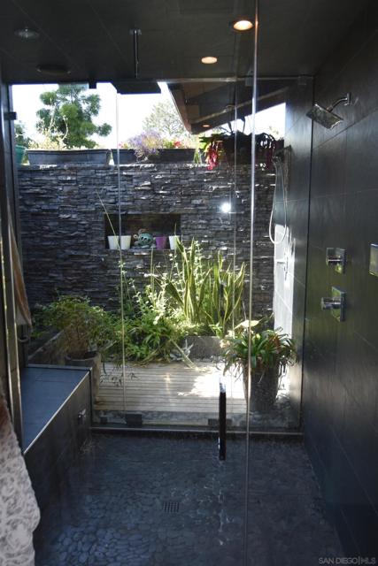 1153 Crest Dr, Encinitas CA: https://media.crmls.org/mediaz/f6bcad72-9c69-4616-b7ff-f512665098c1.jpg