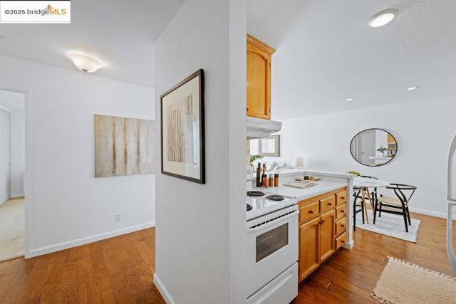 250 Whitmore St, Oakland CA: https://media.crmls.org/mediaz/f6bcbb31-e0d7-45aa-93b6-dcb9047352ea.jpg