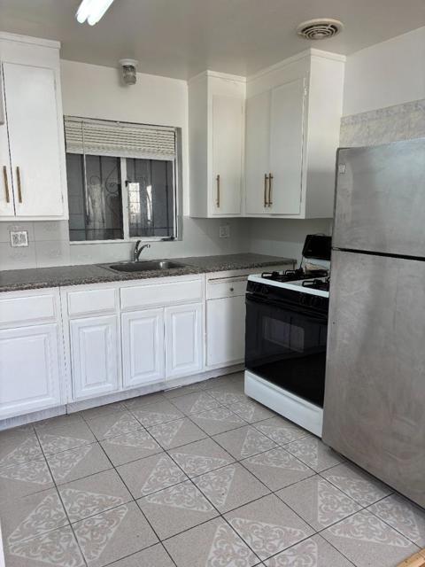 3044 Market Street, Emeryville CA: https://media.crmls.org/mediaz/f6be0f4b-2f14-4be5-bcff-25960613e71a.jpg