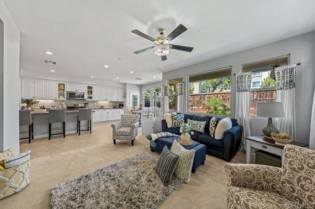 Detail Gallery Image 6 of 21 For 1115 Calle Oroblanco #3,  Chula Vista,  CA 91913 - 3 Beds | 3 Baths