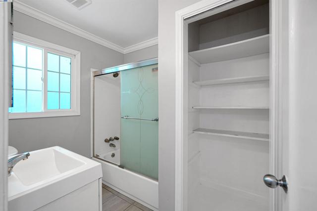 6133 Seminary Ave, Oakland CA: https://media.crmls.org/mediaz/f6c0bee2-952a-4c04-86cb-4c6990ebb6b8.jpg