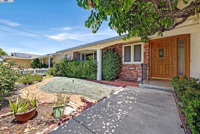 426 El Caminito, Livermore CA: https://media.crmls.org/mediaz/f6c284b5-8bb5-4f53-b4a0-1298127cf056.jpg