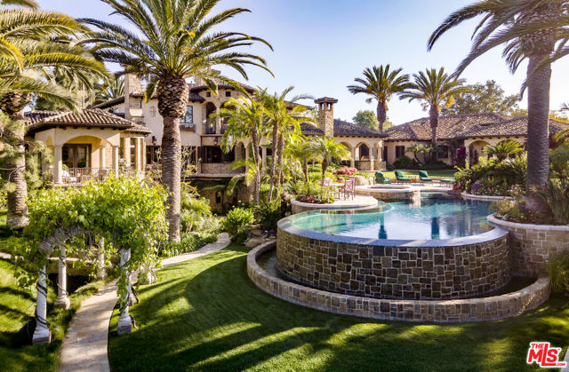 427 La Marina Drive, Camarillo CA: https://media.crmls.org/mediaz/f6c2b992-a7fc-484b-ab94-7f5a05091e83.jpg
