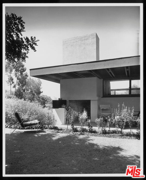 2764 Outpost Drive, Los Angeles CA: https://media.crmls.org/mediaz/f6c2f185-337d-4be6-b6a4-6f17d833ea25.jpg