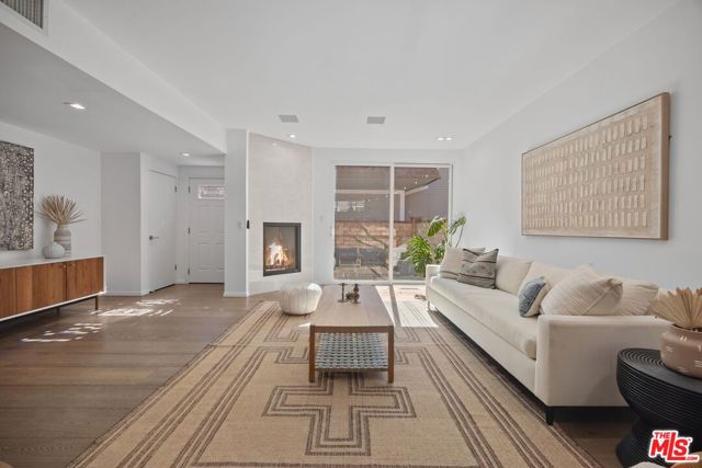 13065 Mindanao Way, Marina del Rey CA: https://media.crmls.org/mediaz/f6c30613-70b9-4395-a3a2-81ee4d0be304.jpg