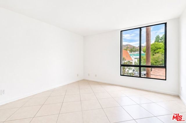 7320 Hawthorn Avenue, Los Angeles CA: https://media.crmls.org/mediaz/f6c3b52a-bd9d-492b-8216-57ba4859ffe2.jpg