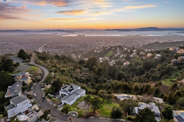 7041 DEVON WAY, Berkeley CA: https://media.crmls.org/mediaz/f6c48273-42b8-44ca-b8b7-d3090c652be9.jpg