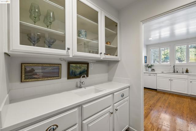 5701 La Salle Ave, Oakland CA: https://media.crmls.org/mediaz/f6c666fc-83a6-4b51-a33f-7de92901efba.jpg