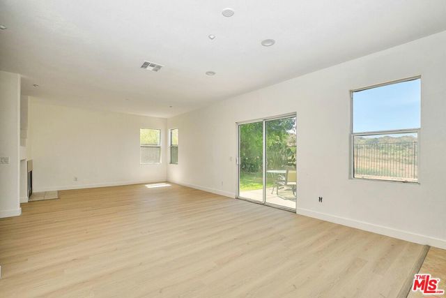 12512 Valley Vista Way, Sylmar CA: https://media.crmls.org/mediaz/f6c76950-25f8-4d3c-8a7a-a4348e81a289.jpg