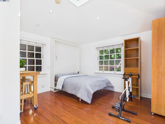1709 Myrtle St, Oakland CA: https://media.crmls.org/mediaz/f6c786ac-69a4-485f-b058-9431bbed1c21.jpg