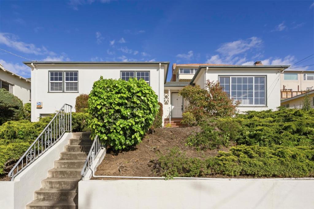 647 Pine Terrace