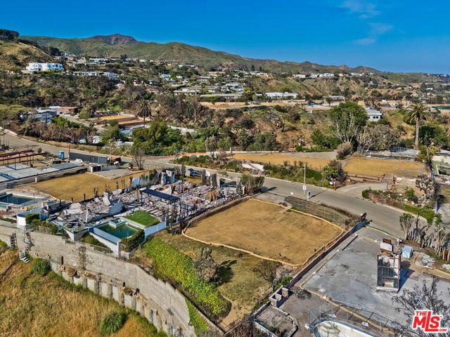 917 Enchanted Way, Pacific Palisades CA: https://media.crmls.org/mediaz/f6c83e24-2f1f-47ff-a0ce-9a6dc52061f0.jpg