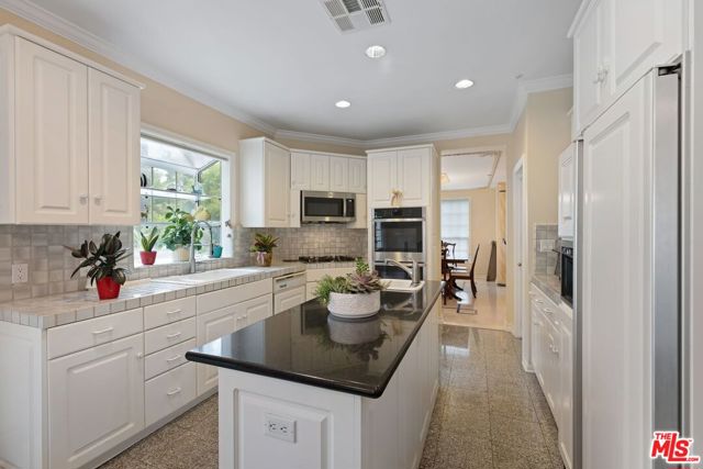 2431 Benedict Canyon Drive, Beverly Hills CA: https://media.crmls.org/mediaz/f6c8498a-fe1d-472b-8ff2-79293e1d8720.jpg