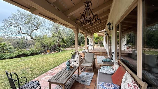 16722 Via Lago Azul, Rancho Santa Fe CA: https://media.crmls.org/mediaz/f6c875ad-e9c3-4d0b-a304-a137bbc5038f.jpg