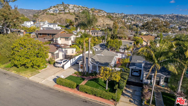 417 Poplar Street, Laguna Beach CA: https://media.crmls.org/mediaz/f6c8ee9d-b213-4d68-9836-b9cf0d60218c.jpg