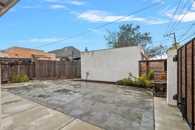 207 E San Luis Street, Salinas CA: https://media.crmls.org/mediaz/f6ca122a-c78f-47b3-83ec-95a583d28723.jpg
