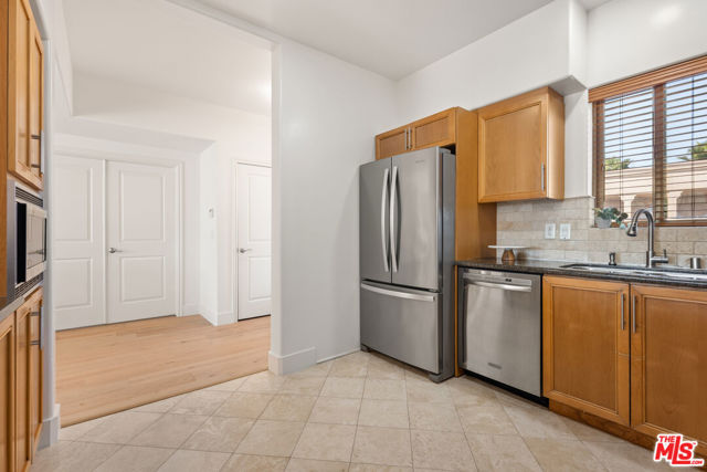 8238 W Manchester Avenue, Playa del Rey CA: https://media.crmls.org/mediaz/f6ca74f4-7d05-482a-afa5-100aeba896a5.jpg