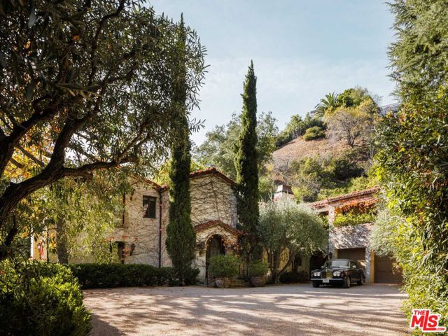 9606 Heather Road, Beverly Hills CA: https://media.crmls.org/mediaz/f6cade4a-94d1-47c3-a5b9-c8803caad518.jpg