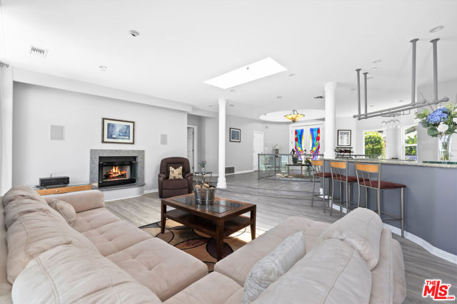 22449 Cass Avenue, Woodland Hills CA: https://media.crmls.org/mediaz/f6cb80b6-9881-4285-9791-f9d25e517713.jpg