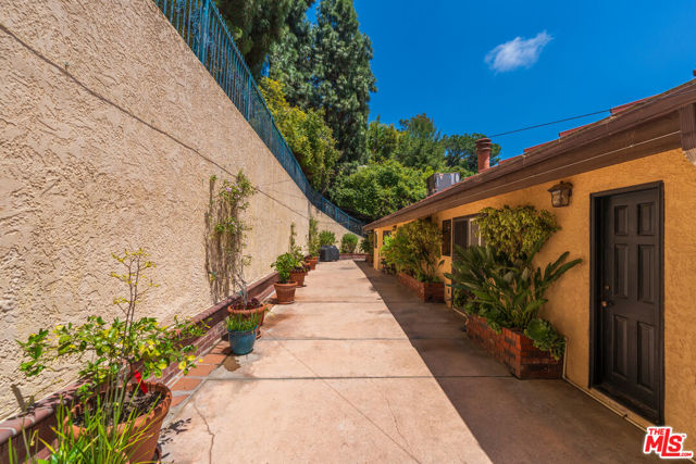 1242 Angelo Drive, Beverly Hills CA: https://media.crmls.org/mediaz/f6cbdcd1-5c21-4139-a6f5-278cc6f77d9d.jpg