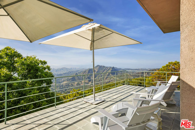 475 Stunt Road, Calabasas CA: https://media.crmls.org/mediaz/f6cbe76f-5dc1-40d0-ba89-c5242aedc617.jpg