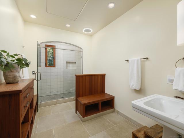 2665 Idle Hour Lane, La Jolla CA: https://media.crmls.org/mediaz/f6cc4a0c-2bce-49e2-aed2-01a6b853b5d3.jpg