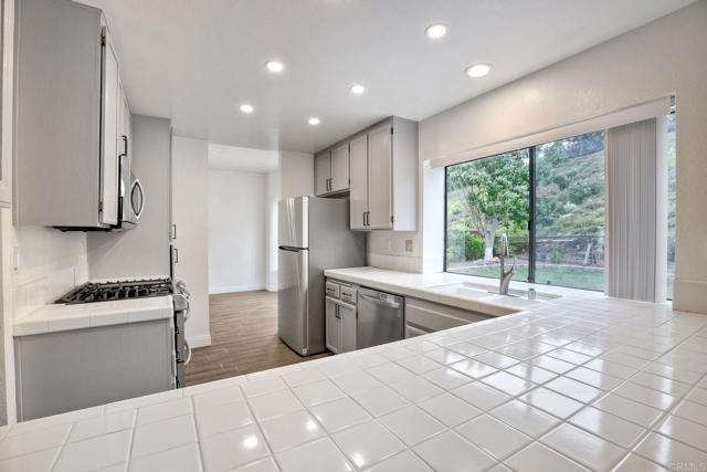 2091 Sequoia Crest, Vista CA: https://media.crmls.org/mediaz/f6cd1390-baf2-4e69-ba24-119c67235194.jpg