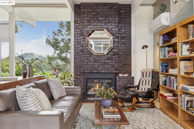 5345 Crown Ct, Castro Valley CA: https://media.crmls.org/mediaz/f6ce563c-9e91-4f90-8bf1-9f7c4072598d.jpg