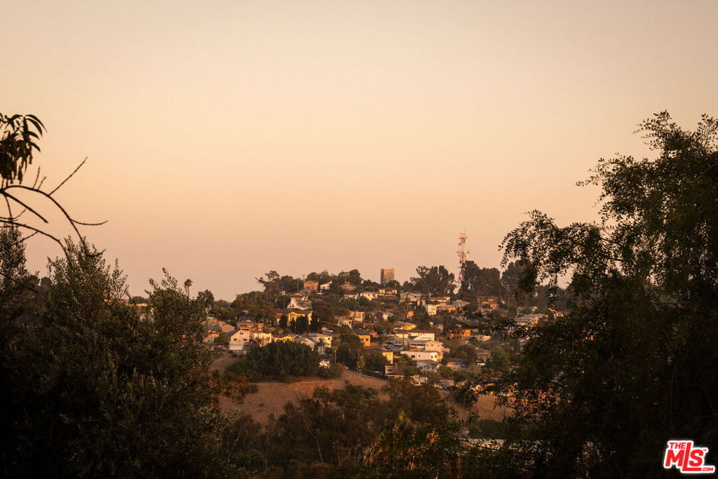 https://media.crmls.org/mediaz/f6cf877e-683c-40e6-ad9a-00a219b5ff98.jpg?preset=X-Large