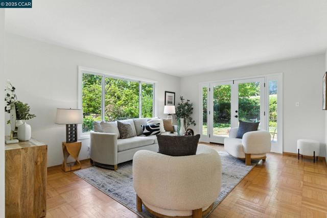 575 Old Orchard Dr, Danville CA: https://media.crmls.org/mediaz/f6cfd8a7-90d3-448b-994a-28134ab5ae49.jpg
