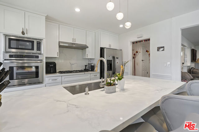 22509 Saticoy Street photo 4