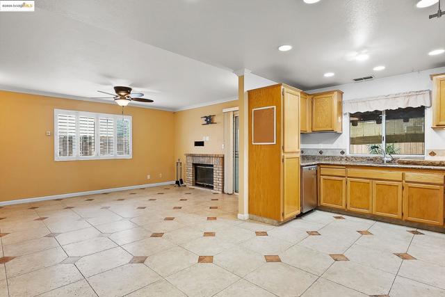 5130 Kegan Ln, Oakley CA: https://media.crmls.org/mediaz/f6d08935-7d53-483f-8088-3a27e805ba76.jpg