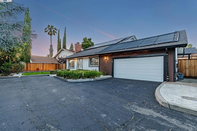 1835 Camino Estrada, Concord CA: https://media.crmls.org/mediaz/f6d0da81-1ddf-4df4-bbb6-f2c0fa66210a.jpg
