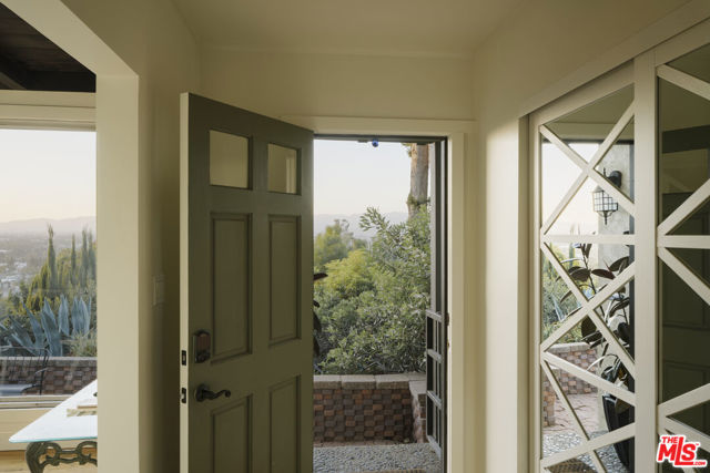 11764 Laurelcrest Drive, Studio City CA: https://media.crmls.org/mediaz/f6d107e5-30c9-4a09-8e1d-5f0ff326dc70.jpg