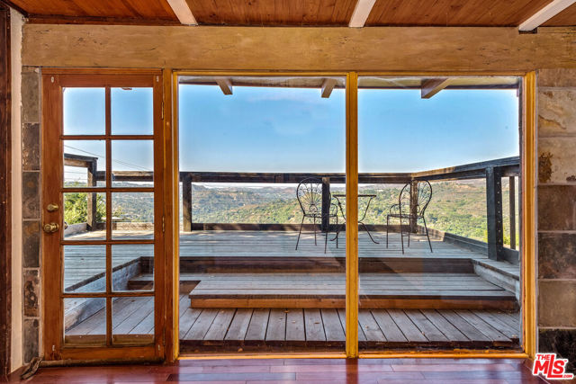 20158 Observation Drive, Topanga CA: https://media.crmls.org/mediaz/f6d1b845-a8eb-4723-928c-395c93bc1948.jpg