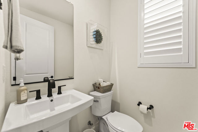11767 Toyon Drive, Chatsworth CA: https://media.crmls.org/mediaz/f6d1cf92-1ebc-419c-9575-fea27570b642.jpg