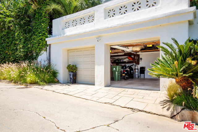 2249 Mountain Oak Drive, Los Angeles CA: https://media.crmls.org/mediaz/f6d211d6-ae7d-4da2-b2a2-3bb98e9caf79.jpg