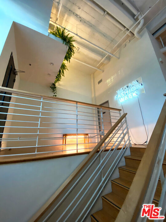 330 W 11th Street, Los Angeles CA: https://media.crmls.org/mediaz/f6d2158d-4d87-495b-a804-3d03b85a6282.jpg
