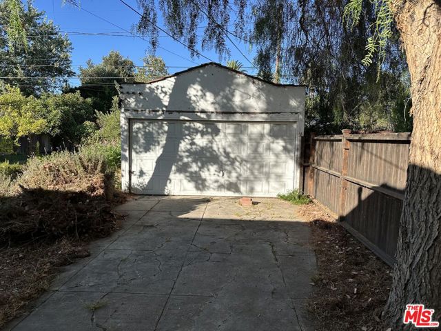 3231 Garden Avenue, Los Angeles CA: https://media.crmls.org/mediaz/f6d2ac80-0c0d-4421-ba77-d06b8400ffae.jpg