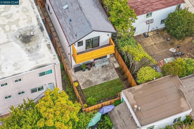 1126 Brighton Ave, Albany CA: https://media.crmls.org/mediaz/f6d2c2eb-0b81-417a-b3f4-ef2ab1dec672.jpg