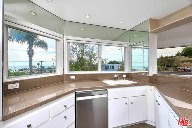 253 Fairview Street, Laguna Beach CA: https://media.crmls.org/mediaz/f6d42aa8-40aa-4e77-96ab-be96ba7b78a5.jpg