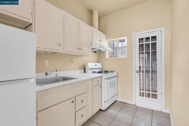 2150 35Th Ave, Oakland CA: https://media.crmls.org/mediaz/f6d5978e-c2ea-4c6e-aea2-e68d96fe1363.jpg