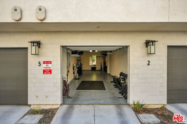 2927 Exposition Place, Los Angeles CA: https://media.crmls.org/mediaz/f6d64531-7d7e-445f-90bd-a40512e7cff1.jpg